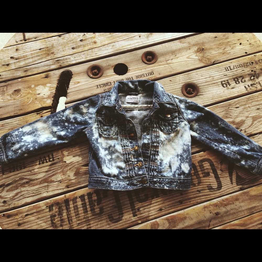 Distressed denim jacket 🖤👖